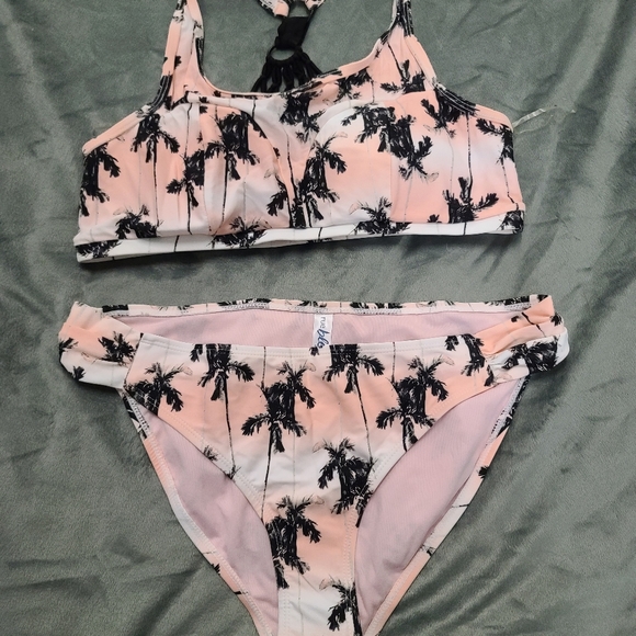 Bikini - Picture 3 of 3